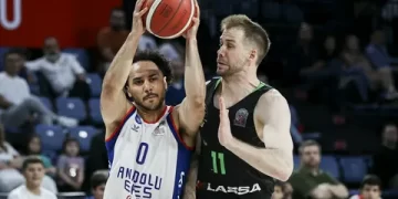 Anadolu Efes serinin ilk maçını kazandı