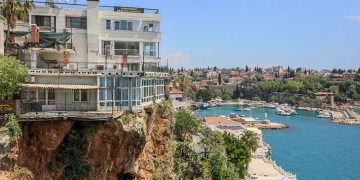 Çatlak falez üzerindeki yapı için “Güçlendirme gerekmiyor” raporu