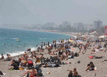 Antalya’da seçmenler oy kullandıktan sonra Konyaaltı sahiline akın etti