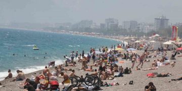 Antalya’da seçmenler oy kullandıktan sonra Konyaaltı sahiline akın etti