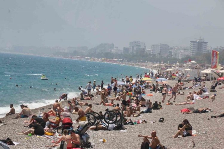 antalyada vatandaslar oylarini kullandiktan sonra konyaalti sahile akin habermeydan