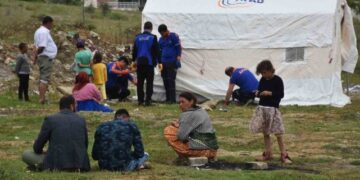 Boyabat’ta 2 saatlik sağanak yağış dereyi taşırdı