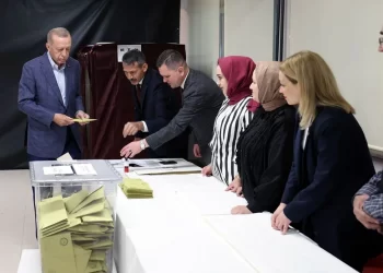 Cumhurbaşkanı adayları ve liderler oy kullanmak için sandık başında