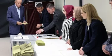 Cumhurbaşkanı adayları ve liderler oy kullanmak için sandık başında