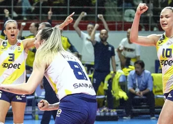 Fenerbahçe, Vakıfbank’ı yenerek seride öne geçti