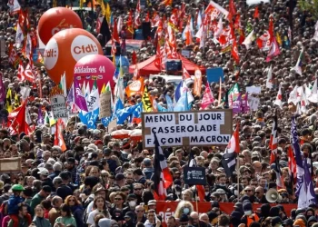 Fransa’da 1 Mayıs’ta emeklilik reformuna karşı protestolar devam ediyor