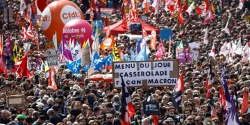 Fransa’da 1 Mayıs’ta emeklilik reformuna karşı protestolar devam ediyor