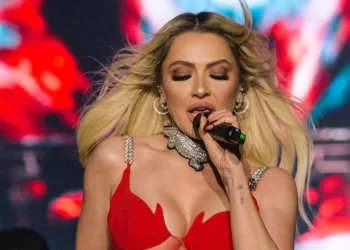 Ünlü şarkıcı Hadise acil olarak hastaneye sevk edildi