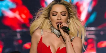 Ünlü şarkıcı Hadise acil olarak hastaneye sevk edildi