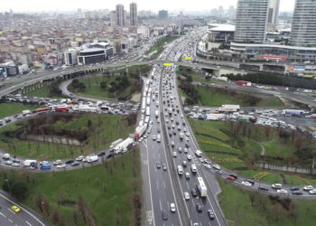 İstanbul’da yağış ve kazalar trafiği felç etti