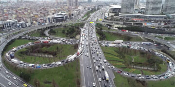İstanbul’da yağış ve kazalar trafiği felç etti