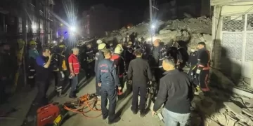 Malatya’da ağır hasarlı 4 katlı bina çöktü