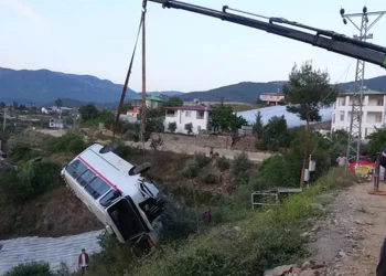 Mersin’de okul servisi şarampole yuvarlandı!