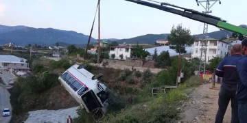 Mersin’de okul servisi şarampole yuvarlandı!