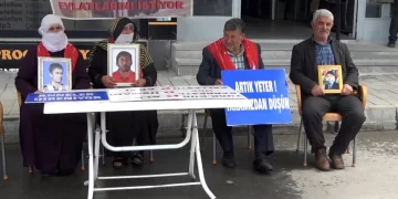 Muş’ta ailelerin evlat nöbeti kararlılıkla sürüyor