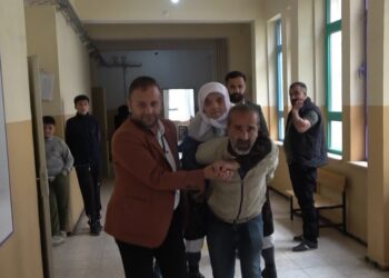 Muş’ta Annesini sırtında sandığa götürdü