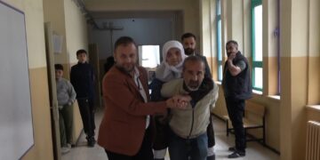 Muş’ta Annesini sırtında sandığa götürdü