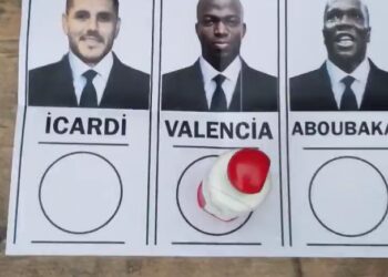 Oy Kabinine kendi yaptığı oy pusulasıyla giren Fenerbahçeli