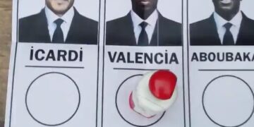 Oy Kabinine kendi yaptığı oy pusulasıyla giren Fenerbahçeli