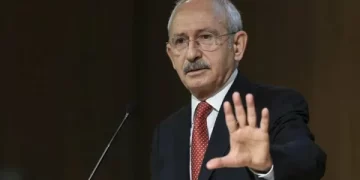 Kemal Kılıçdaroğlu’nun seçim otobüsüne Sakarya’da taşlı saldırı