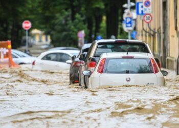 İspanya’da sel felaketi nedeniyle okullar tatil edildi