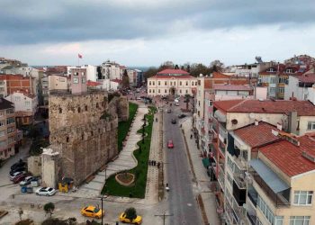 Sinop Saat Kulesi’nin karşısındaki binaların dış cephesi yenileniyor