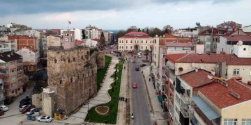 Sinop Saat Kulesi’nin karşısındaki binaların dış cephesi yenileniyor