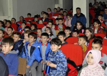 Sinop’ta 5 bin çocuk tiyatroyla buluştu