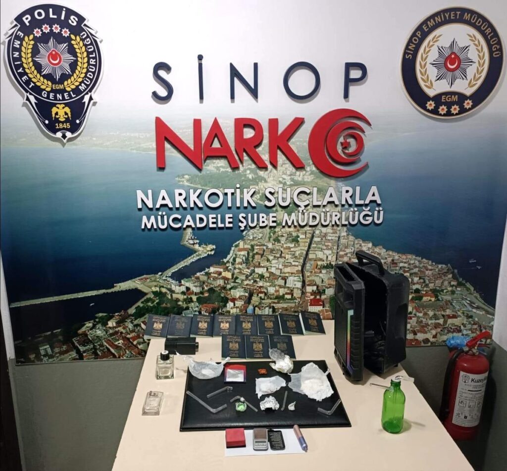 sinop ta bir otomobilden uyusturucu ve 11 pasaport cikti habermeydan