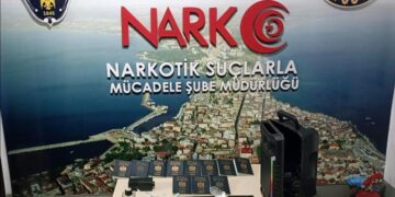 Sinop’ta bir otomobilden uyuşturucu ve 11 pasaport çıktı