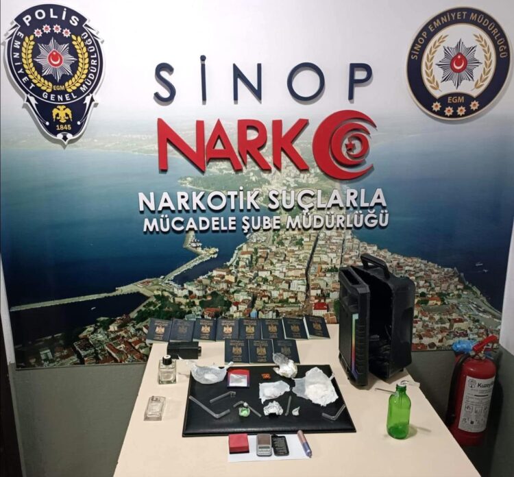 sinop ta bir otomobilden uyusturucu ve 11 pasaport cikti habermeydan
