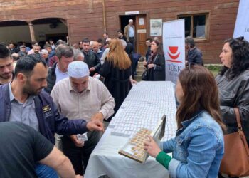 Sinop’ta cuma namazı sonrası yöresel ikramlık dağıtıldı