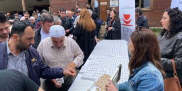 Sinop’ta cuma namazı sonrası yöresel ikramlık dağıtıldı