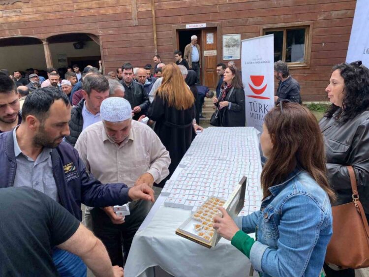 sinop ta cuma namazi sonrasi yoresel ikramlik dagitildi habermeydan