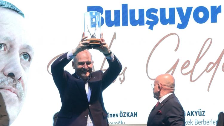 İÇİŞLERİ BAKANI VE AK PARTİ İSTANBUL 2. BÖLGE MİLLETVEKİLİ ADAYI SÜLEYMAN SOYLU, "PAZAR TATİLİ BERBERE ANA SÜTÜ GİBİ HELALDİR. TİCARET BAKANIMIZLA BİRAZ ÖNCE TEKRAR KONUŞTUM. ŞÜKRÜ BAŞKANIN SÖYLEDİĞİNİ DE SÖYLEDİM, DEDİĞİNİ İFADE ETTİM. DEDİ Kİ İNŞALLAH BU ÖNÜMÜZDEKİ PAZAR DEĞİL ONDAN SONRAKİ PAZAR BERBERLERDE TATİL BAŞLIYOR. BU MESELE BİZİM UZUN ZAMANDAN BERİ, BİZ DERKEN KENDİMİZİ SİZİN İÇİNİZDE HİSSETTİĞİM İÇİN BİZ DİYORUM" DEDİ ( FOTOĞRAF: ALTAN ÇİMEN / İSTANBUL DHA)