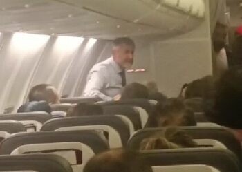 THY uçağında Nebati ile yolcular arasında ‘rötar’ tartışması