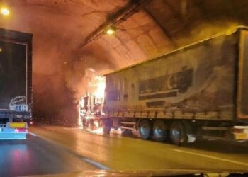 İzmir’deki Bayraklı Tüneli’nde TIR’da yangın çıktı