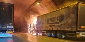 İzmir’deki Bayraklı Tüneli’nde TIR’da yangın çıktı