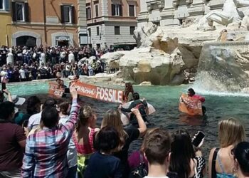 İtalya’daki Trevi Çeşmesi’ne boyalı saldırı