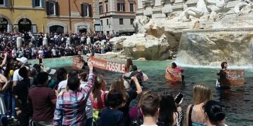 İtalya’daki Trevi Çeşmesi’ne boyalı saldırı