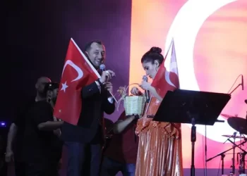 Melek Mosso konseriyle gündeme gelen Süleymanpaşa Belediye Başkanı istifa etti Melek Mosso konseriyle gündeme gelen Süleymanpaşa Belediye Başkanı istifa etti
