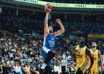 Anadolu Efes, Fenerbahçe’yi son topta devirdi!