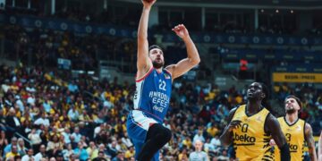 Anadolu Efes, Fenerbahçe’yi son topta devirdi!