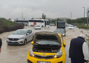 Ankara’da yoğun yağışlar sonucu yollar göle dönüştü