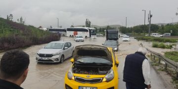 Ankara’da yoğun yağışlar sonucu yollar göle dönüştü