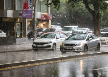 Ankara’da yağmur ve dolu şiddetini gösterdi! Fareler cadde ve sokakları istila etti!