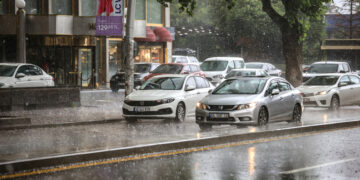 Ankara’da yağmur ve dolu şiddetini gösterdi! Fareler cadde ve sokakları istila etti!