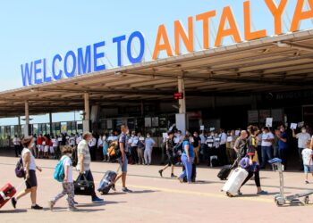 Antalya’ya uçakla gelen turist sayısı 4 milyonu aştı