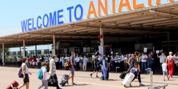 Antalya’ya uçakla gelen turist sayısı 4 milyonu aştı