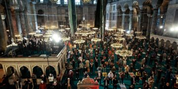 Binlerce kişi, Ayasofya’da bayram namazı kıldı